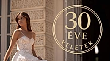 Menyasszonyi ruhás nő balra néz 30 éves pecséttel 