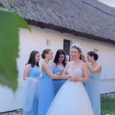 Zsófi koszorúslányai körében