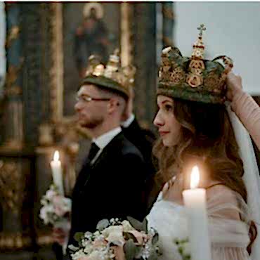 Ortodox esküvő koronával